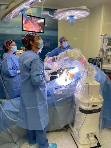 Cirugía robótica con sistema Versius — Dr. Arango